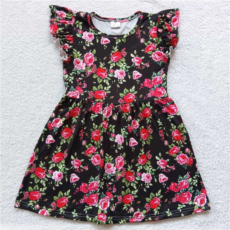 Pink flowers, green leaves, black flying sleeve dress 粉红色花朵绿叶黑色飞袖裙