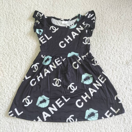 G5-15-3*.\; CHANEL lips black flying sleeve dress