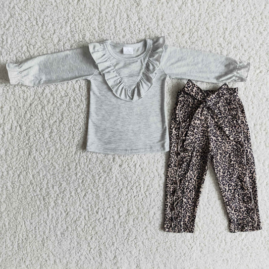 6 A25-19 Gray long-sleeved top and leopard print trousers